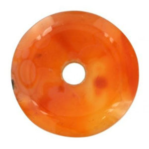 Photo d'un donut en pierre de cornaline