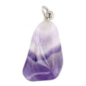 Photo d'un pendentif en pierre d'améthyste