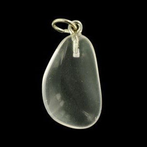 Photo d'un pendentif en pierre de cristal de roche