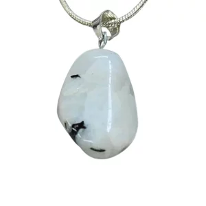 Photo d'un pendentif en pierre de lune blanche
