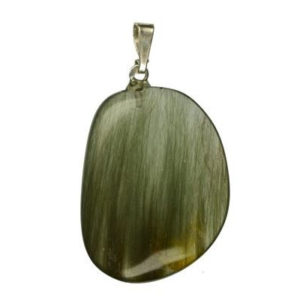 Photo d'un pendentif en pierre de quartz actinolite