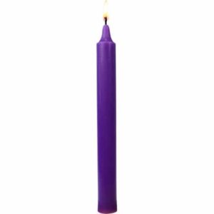 Bougie violette teintée dans la masse