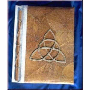 grimoire triquetra brun
