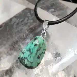 Photo du pendentif turquoise d'Afrique avec cordon