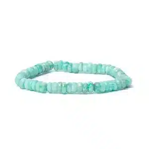 Bracelet avec perles facettées de 6 mm réalisées dans de la pierre d'amazonite de qualité supérieure.