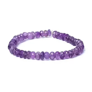 Bracelet avec perles en forme ce facettes de 6 mm. Fabriqué dans de la pierre d'améthyste de qualité supérieure.