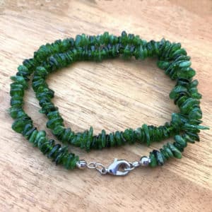 Collier baroque en pierre de diopside d'une dimension de 50 cm