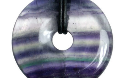 Photo d'un Donut en pierre de fluorite arc-en-ciel