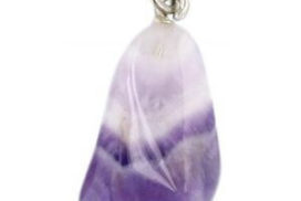 Photo d'un pendentif en pierre d'améthyste