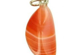 Photo d'un pendentif en pierre de cornaline