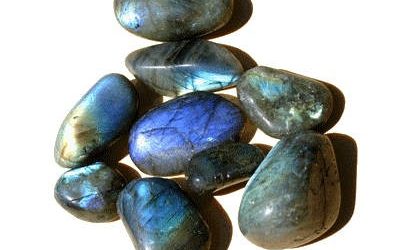 Photo de pierres roulées labradorite