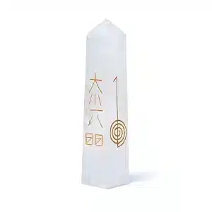 Photo de l'obélisque reiki en cristal de roche vu avec les symboles du Cho Ku Rei et Le Dai Ko Myo