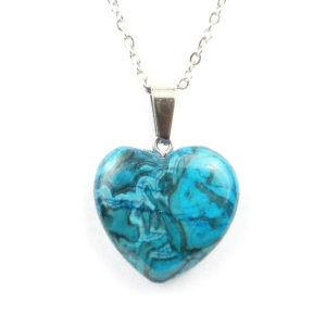 Pendentif cœur en pierre d'agate bleue d'une dimension de 2 cm.